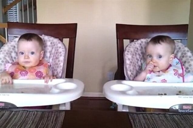 11-месячные близняшки танцуют под гитару. Видео