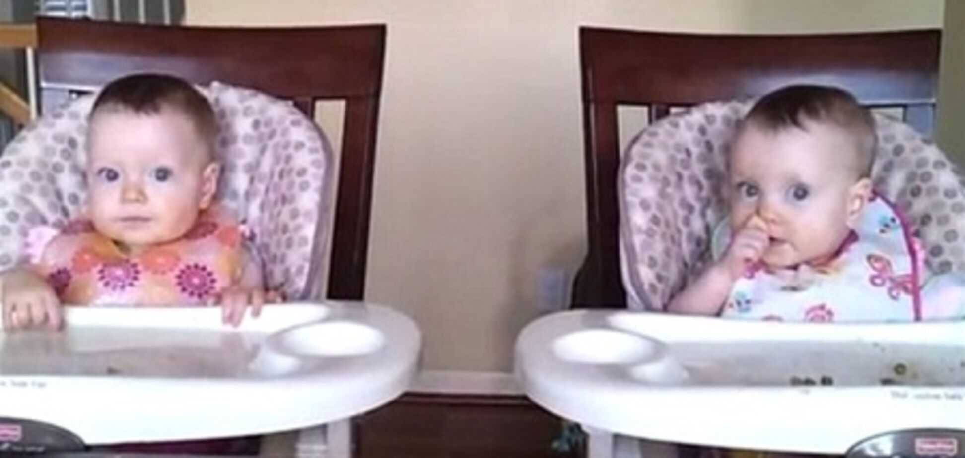 11-месячные близняшки танцуют под гитару. Видео