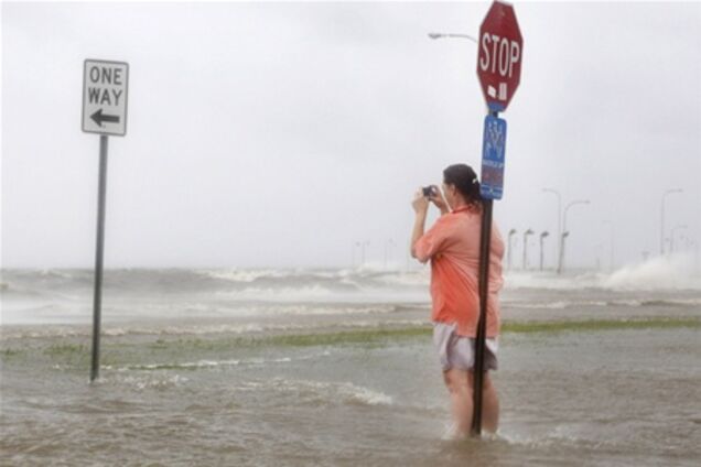 Ураган 'Исаак', который должен был ударить по США, ослаб