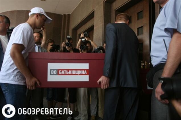 С документами на вход. Фото. Видео