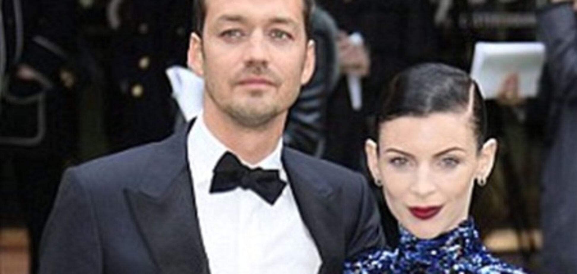 Жена Сандерса запретила ему работать со Стюарт