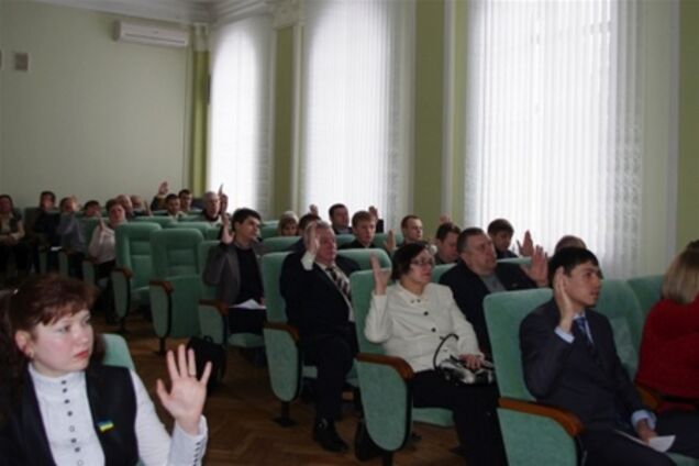 В Кременчуге на сессии райсовета депутат сломал челюсть однопартийцу