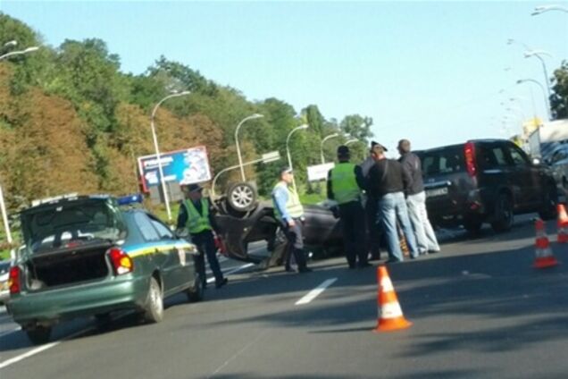 У памятника основателям Киева 'Лада' перевернулась на крышу