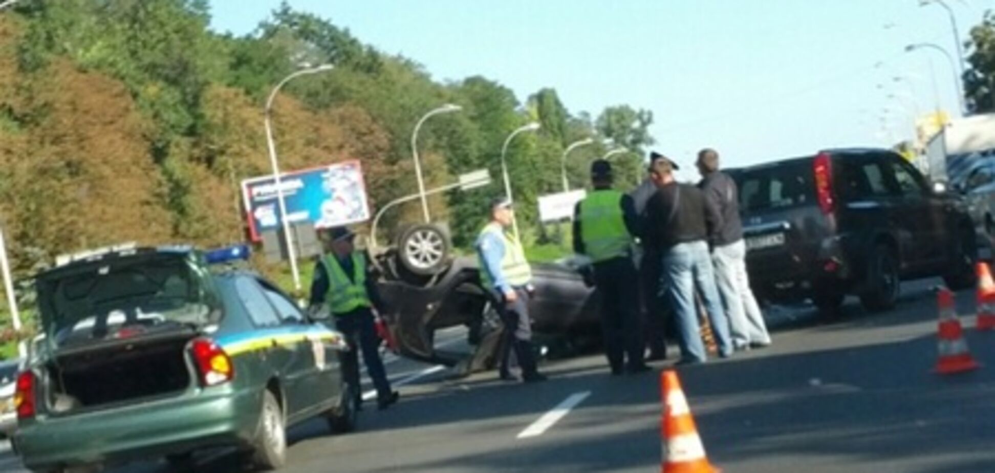 У памятника основателям Киева 'Лада' перевернулась на крышу