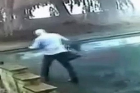 Британец чудом избежал смертельного удара молнии