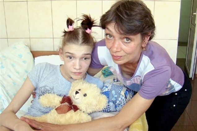 Саша Попова впервые после избиения встала на ходунки