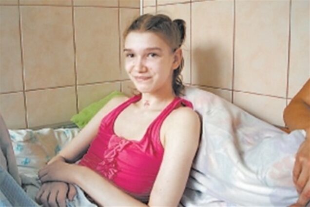 Для реабилитации зверски избитой Саши Поповой в Николаев привезли специальный миостимулятор