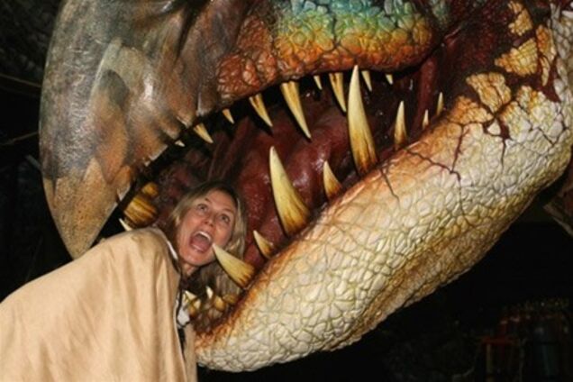 Хайди Клум попробовала приручить дракона. Фото