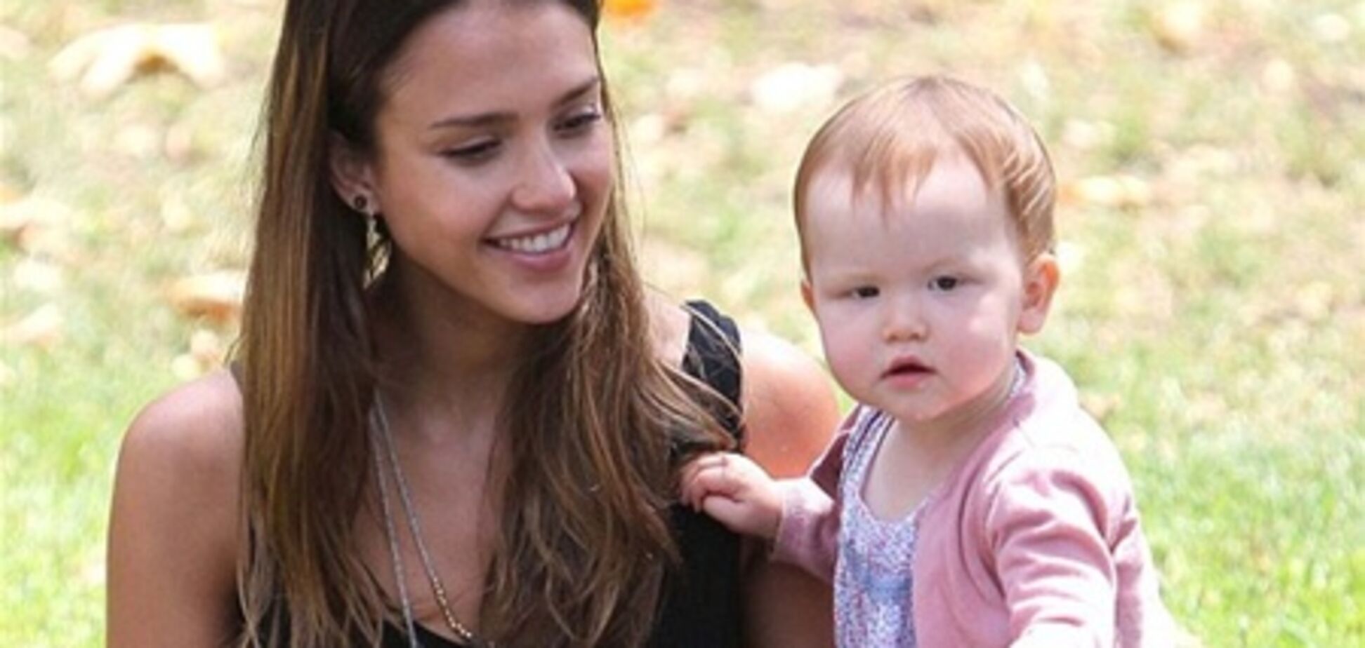 Джессика Альба провела день в парке. Фото