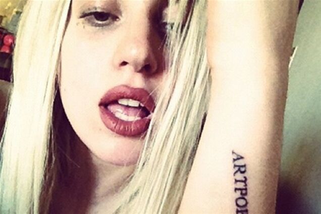 Гага набила название нового альбома на руку. Фото