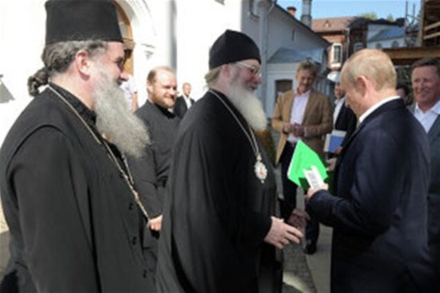 На Валааме пояснили, почему игумен поцеловал руку Путину