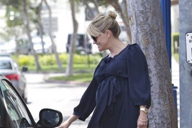 Риз Уизерспун кушает в одиночестве. Фото