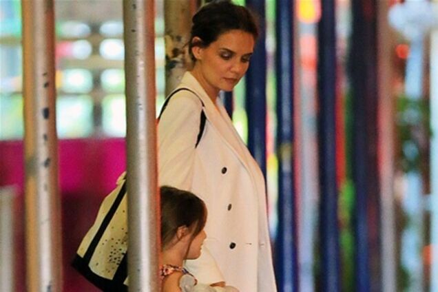 Кэти Холмс ведет Сури в ресторан. Фото