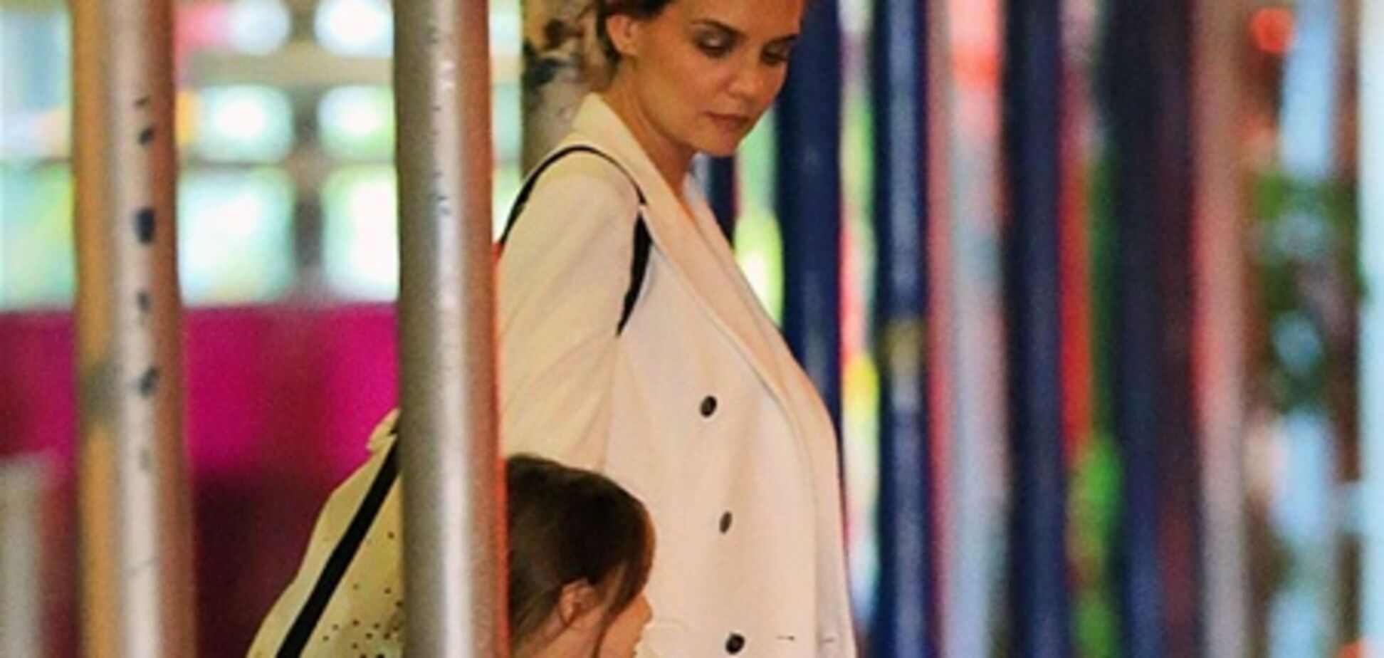 Кэти Холмс ведет Сури в ресторан. Фото