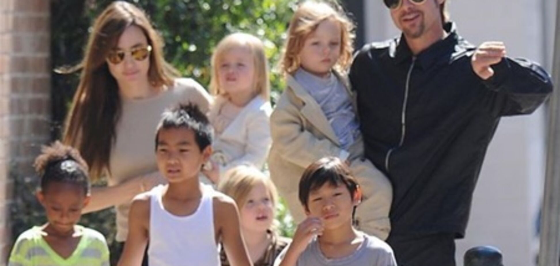 Брэд Питт подарил Мэддоксу мотороллер