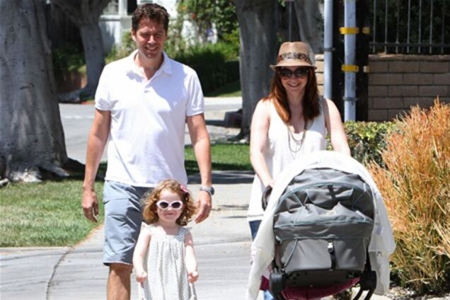 Семейство Ханниган гуляет с колясками. Фото