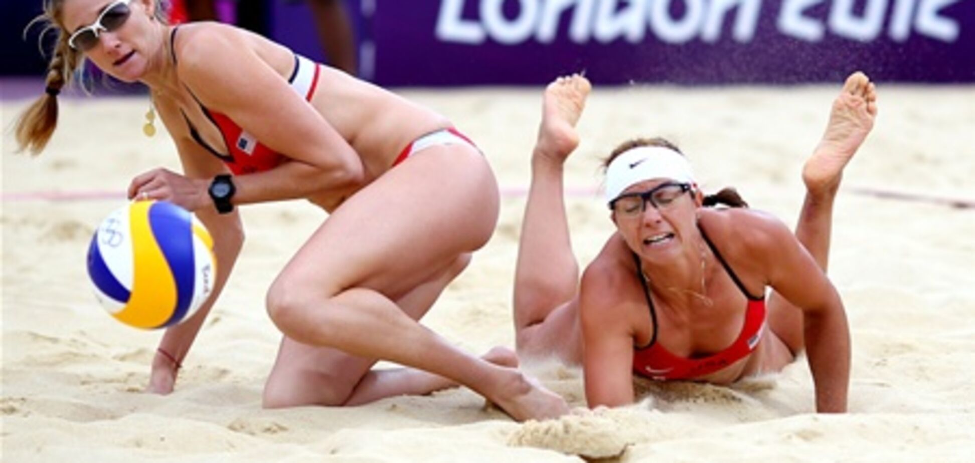 Олимпийские чемпионки по пляжному волейболу едва не провалились сквозь пол