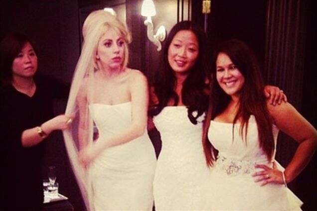 Гага заглянула в бутик свадебных платьев. Фото