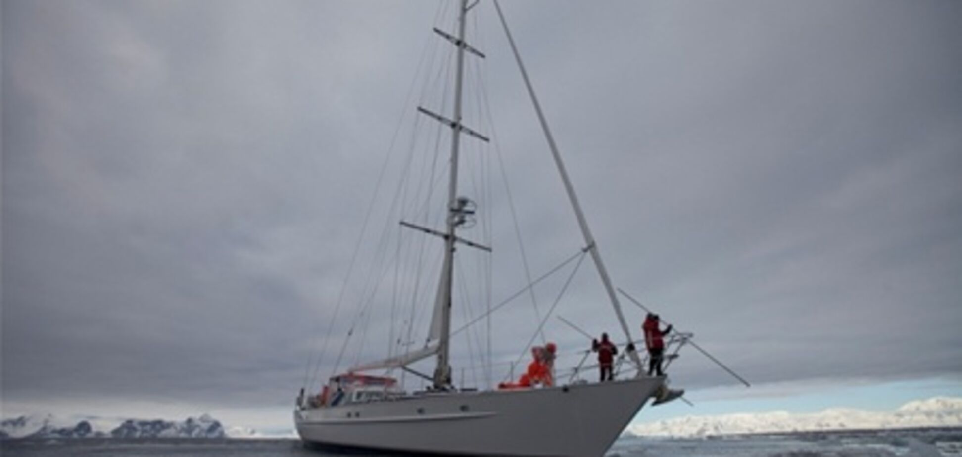 Яхта с украинцами на борту попала в ледяную ловушку