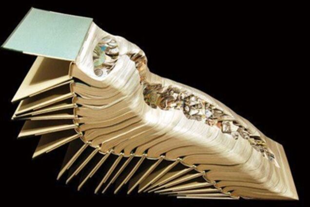 Cкульптура з книг