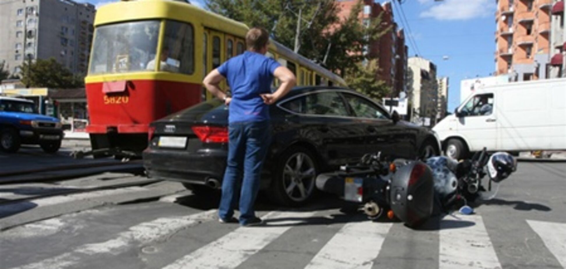 В центре Киева мотоциклист врезался в иномарку