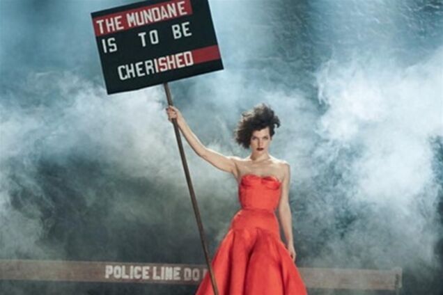 Милла Йовович на митинге