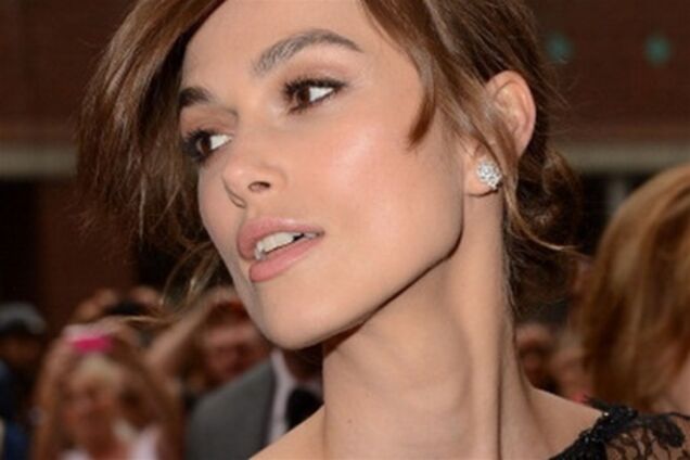 Тощая Анна Каренина на красной дорожке