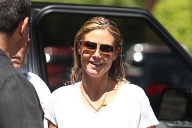 Мокрая Клум вышла из авто. Фото