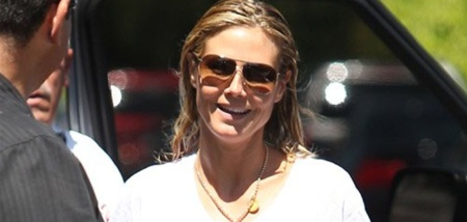 Мокрая Клум вышла из авто. Фото