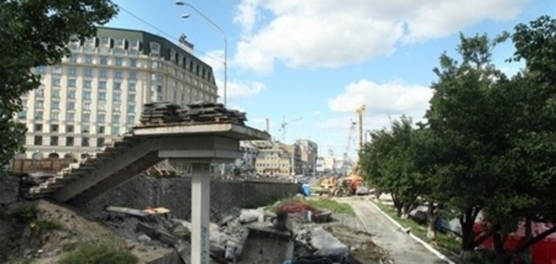 Возле Речного вокзала снесли пешеходный мост