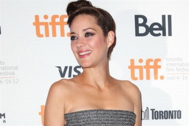 Стильная Марион Котийяр в причудливых туфлях