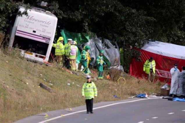 У Великобританії автобус врізався в дерево: є жертви. Відео