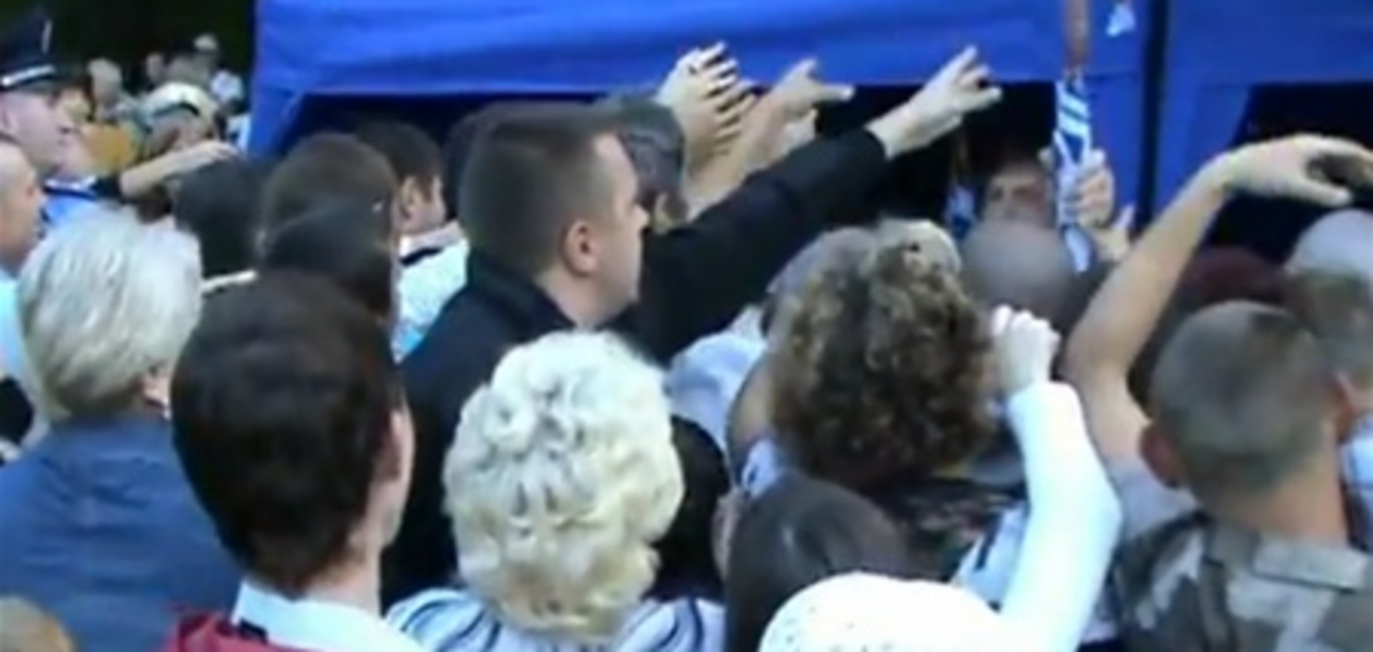 Жителі Маріуполя ледь не повбивали один одного за безкоштовні парасольки