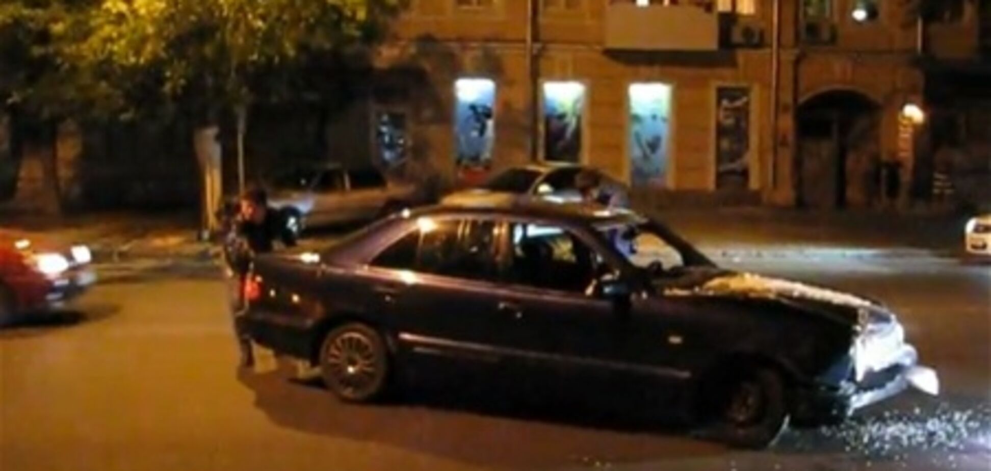 В Одессе мажоры на Мercedes разнесли остановку