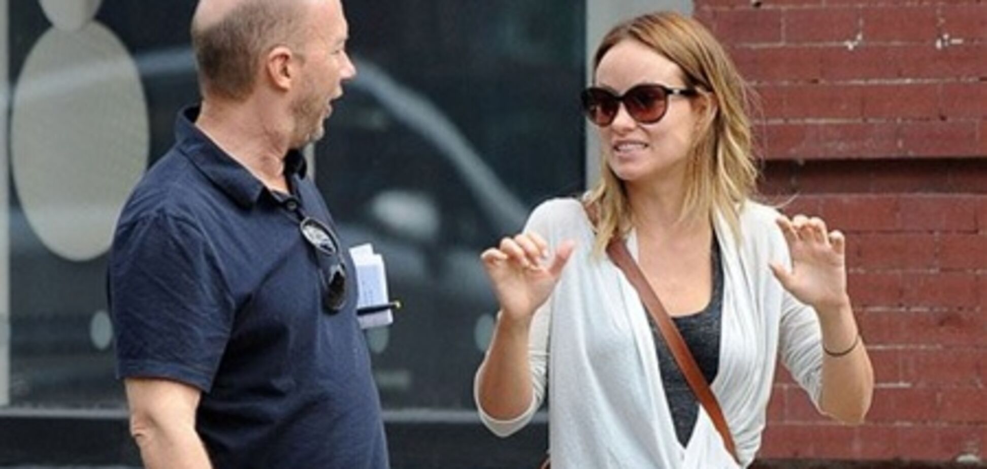 Уайлд махает руками на улице. Фото