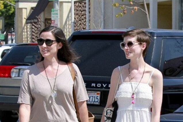 Хэтэуэй встретилась с подругой. Фото