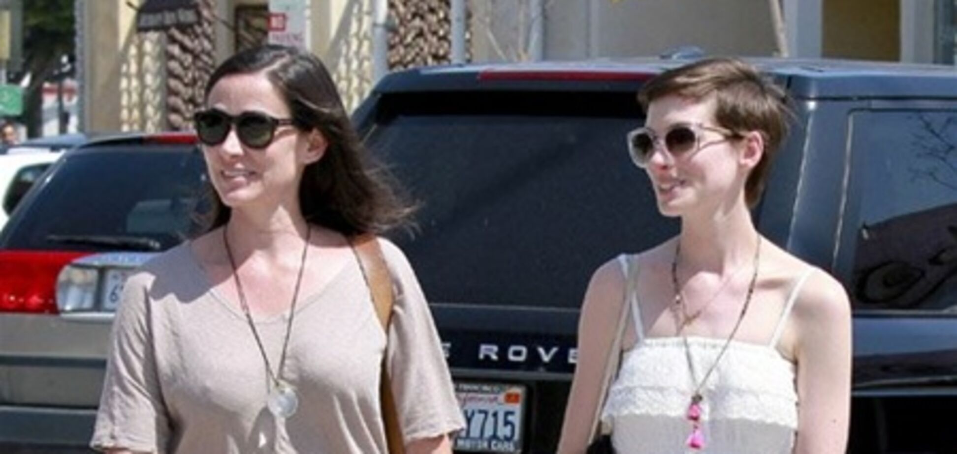 Хэтэуэй встретилась с подругой. Фото