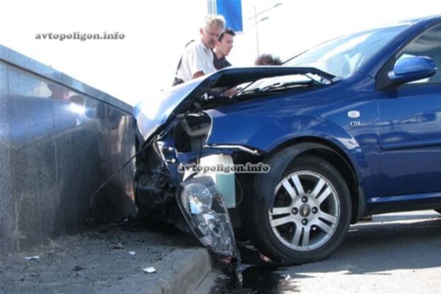 На пр-те Бажана машина влетела в подземный переход. Фото  