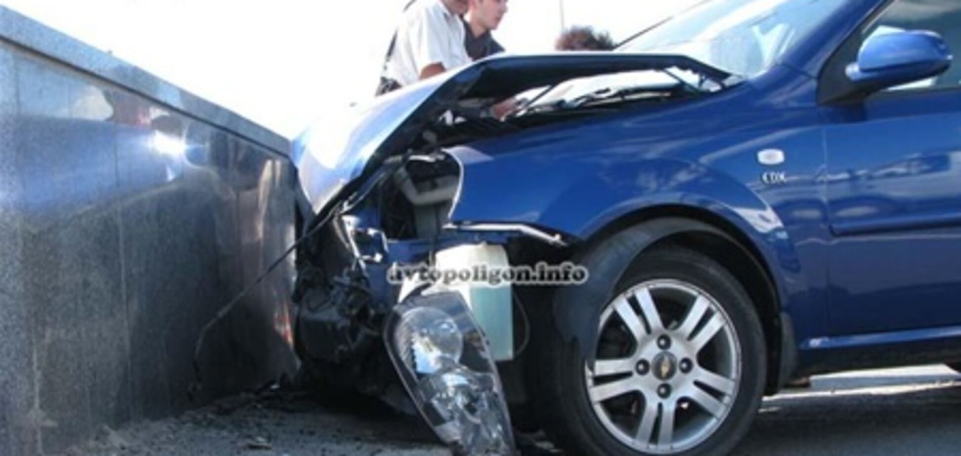 На пр-те Бажана машина влетела в подземный переход. Фото