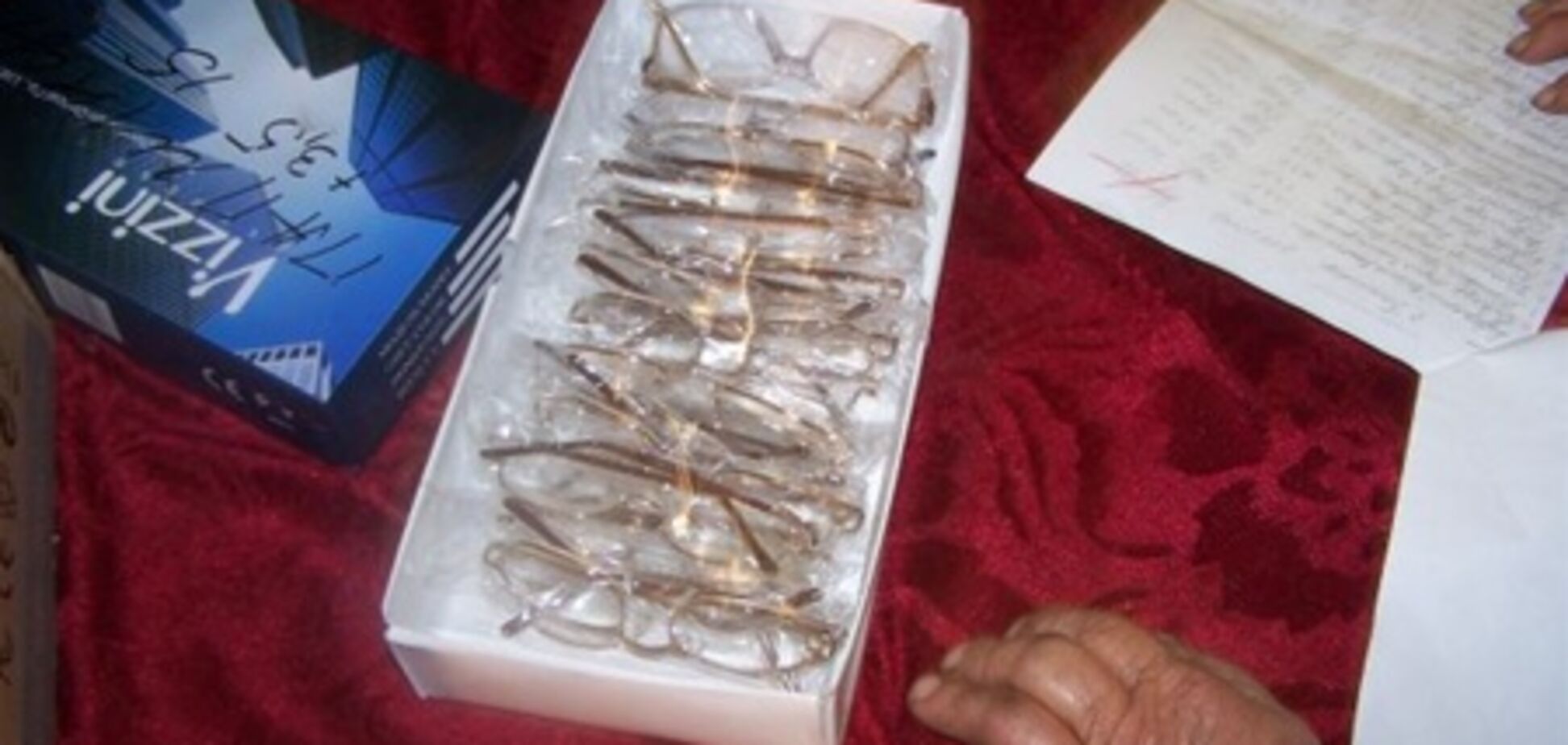 На Хмельнитчине кандидат в нардепы подкупает избирателей очками