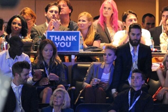 Йохансон держит за руку Лето. Фото