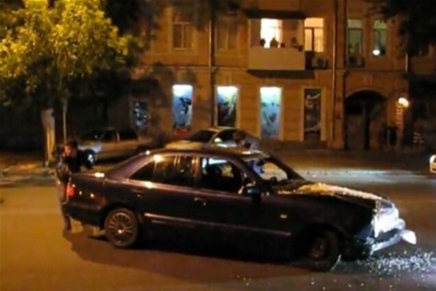 В центре Одессы мажоры снесли остановку. Фото. Видео  