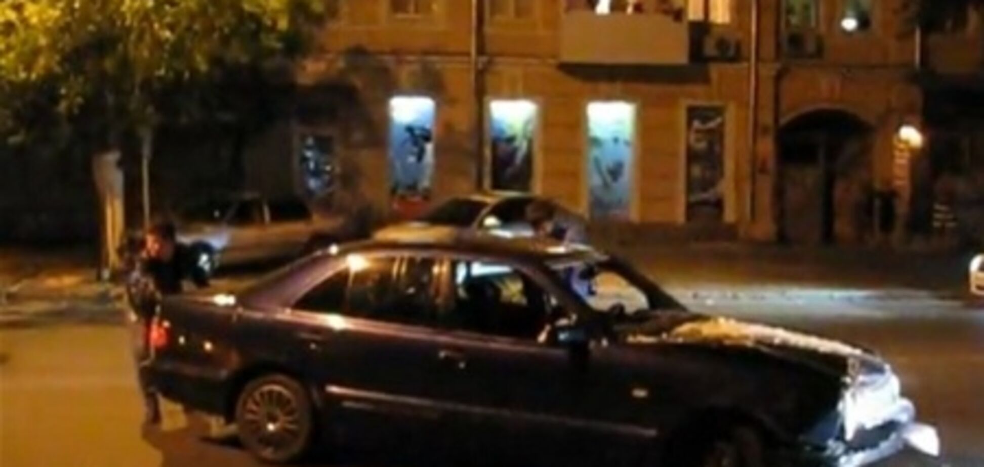 В центре Одессы мажоры снесли остановку. Фото. Видео