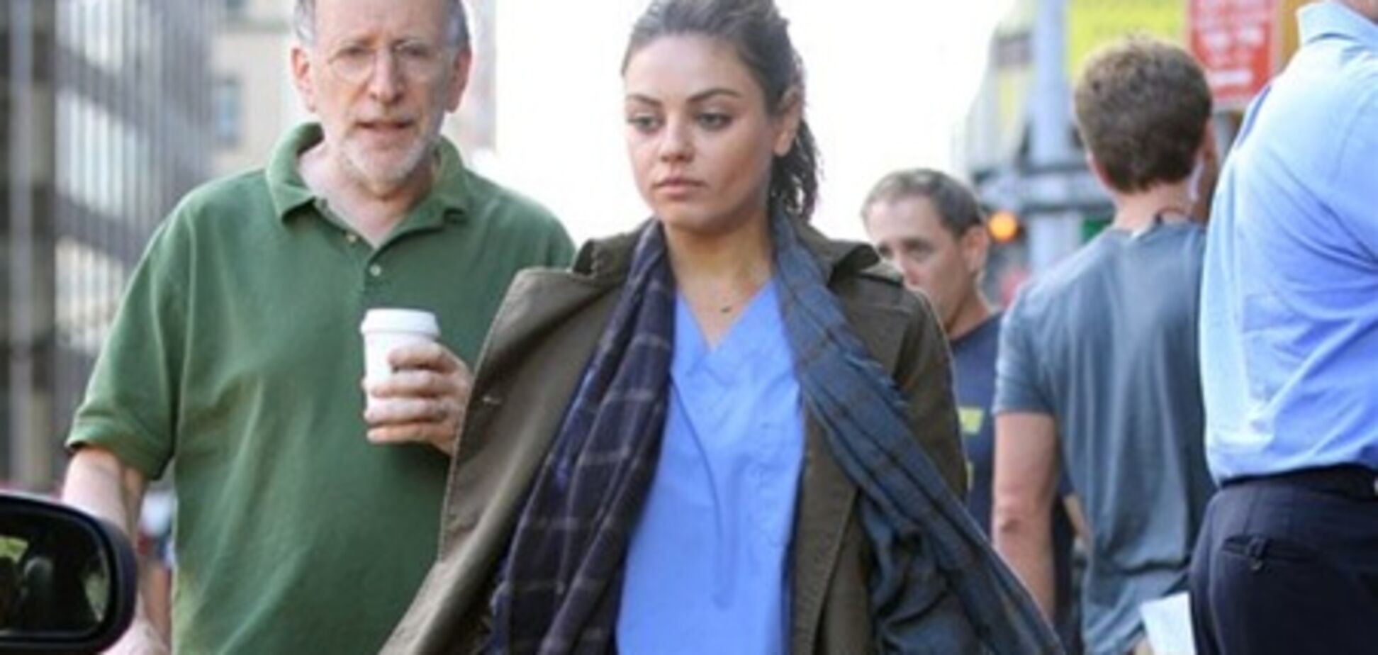 Мила Кунис подалась в доктора. Фото