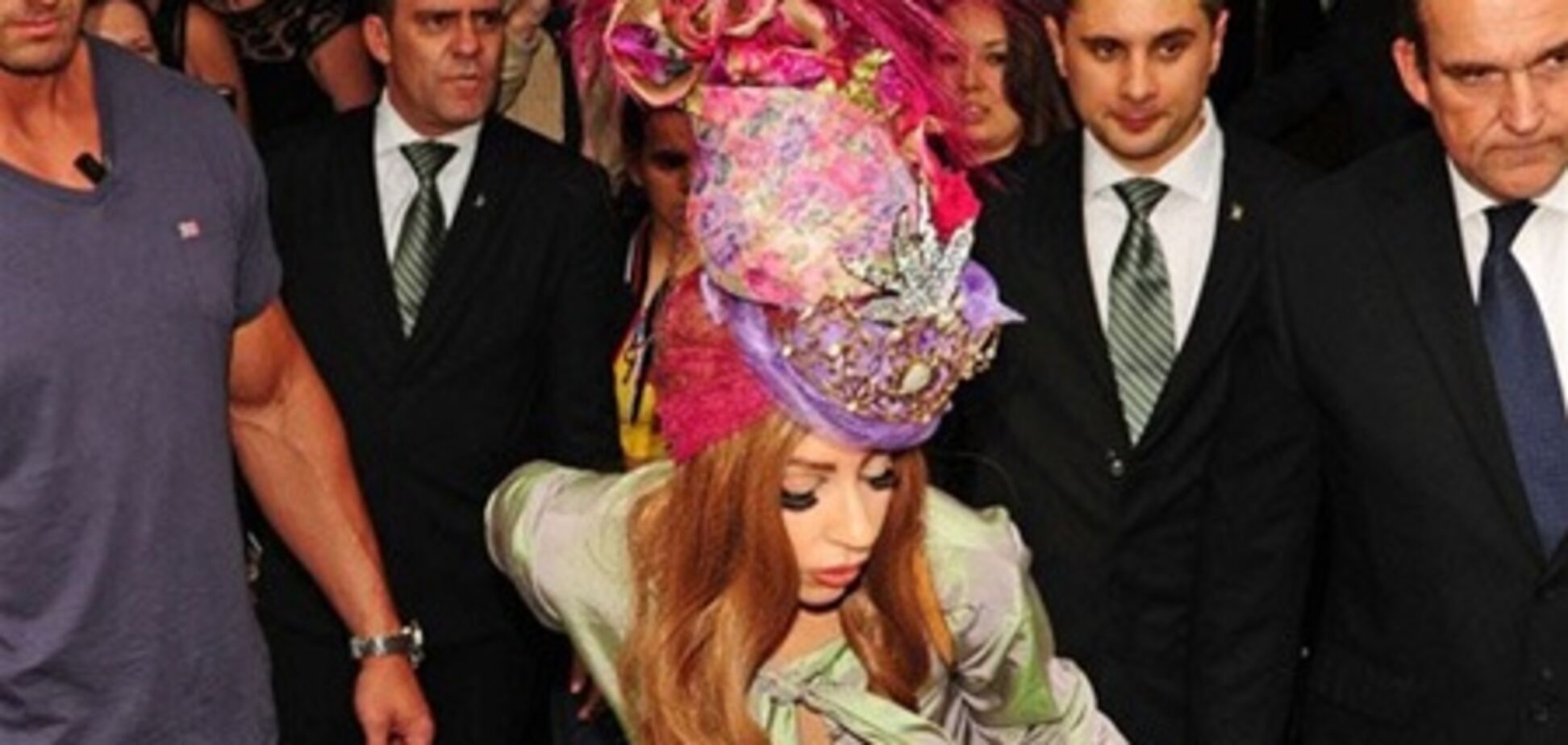 Леди Гага 'отвешивает' реверансы в чалме. Фото