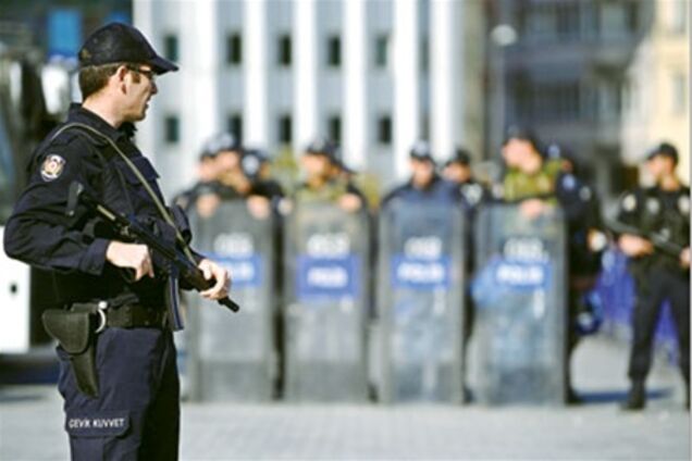 У Стамбулі смертник підірвав себе біля поліцейської дільниці