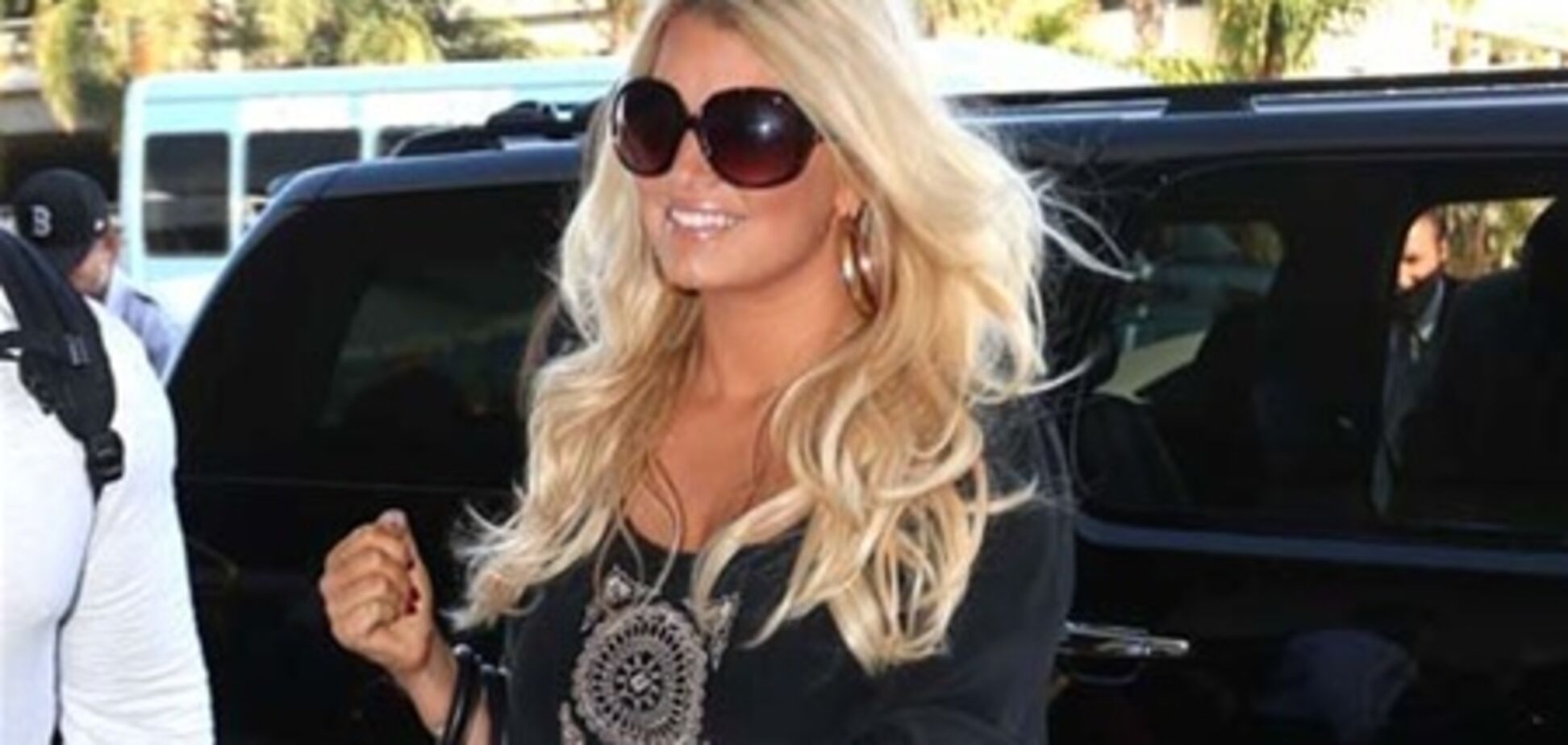 Симпсон нарядила дочь в бикини. Фото