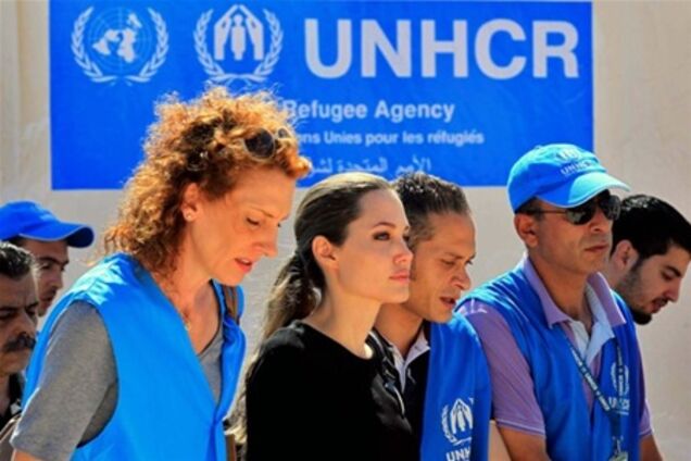 Джоли решает проблемы беженцев. Фото