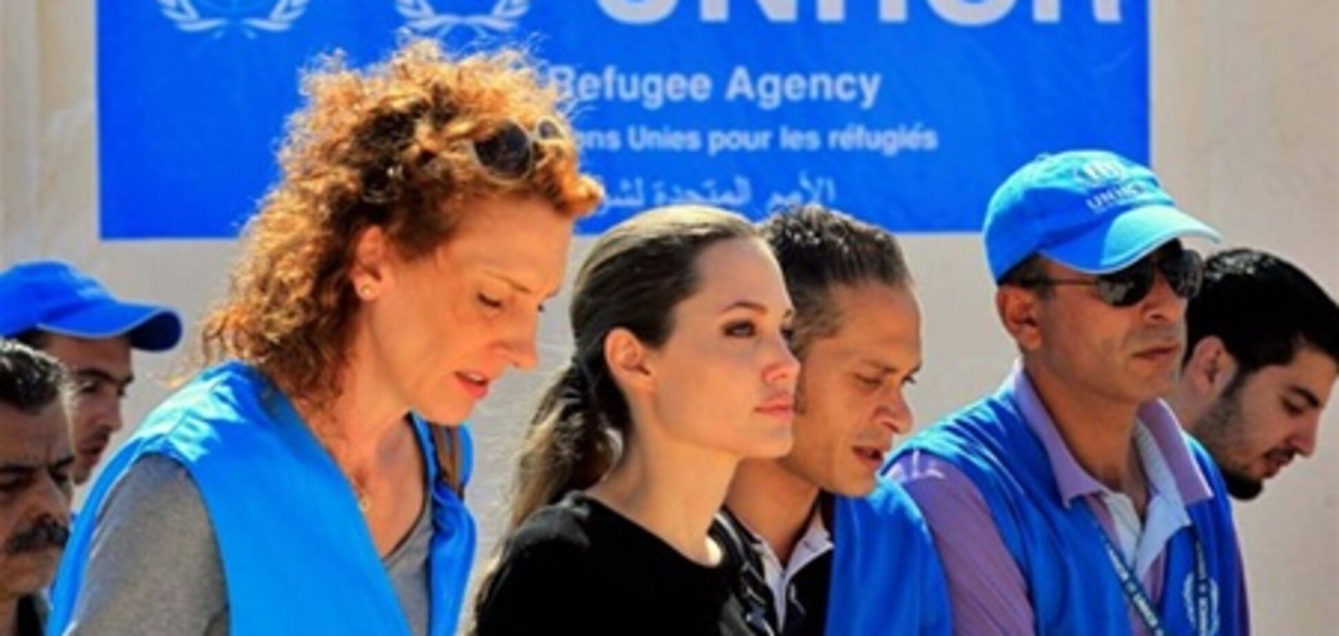 Джоли решает проблемы беженцев. Фото