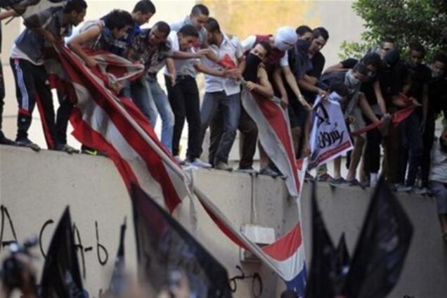 Розлючений натовп зірвала прапор США у посольства в Каїрі